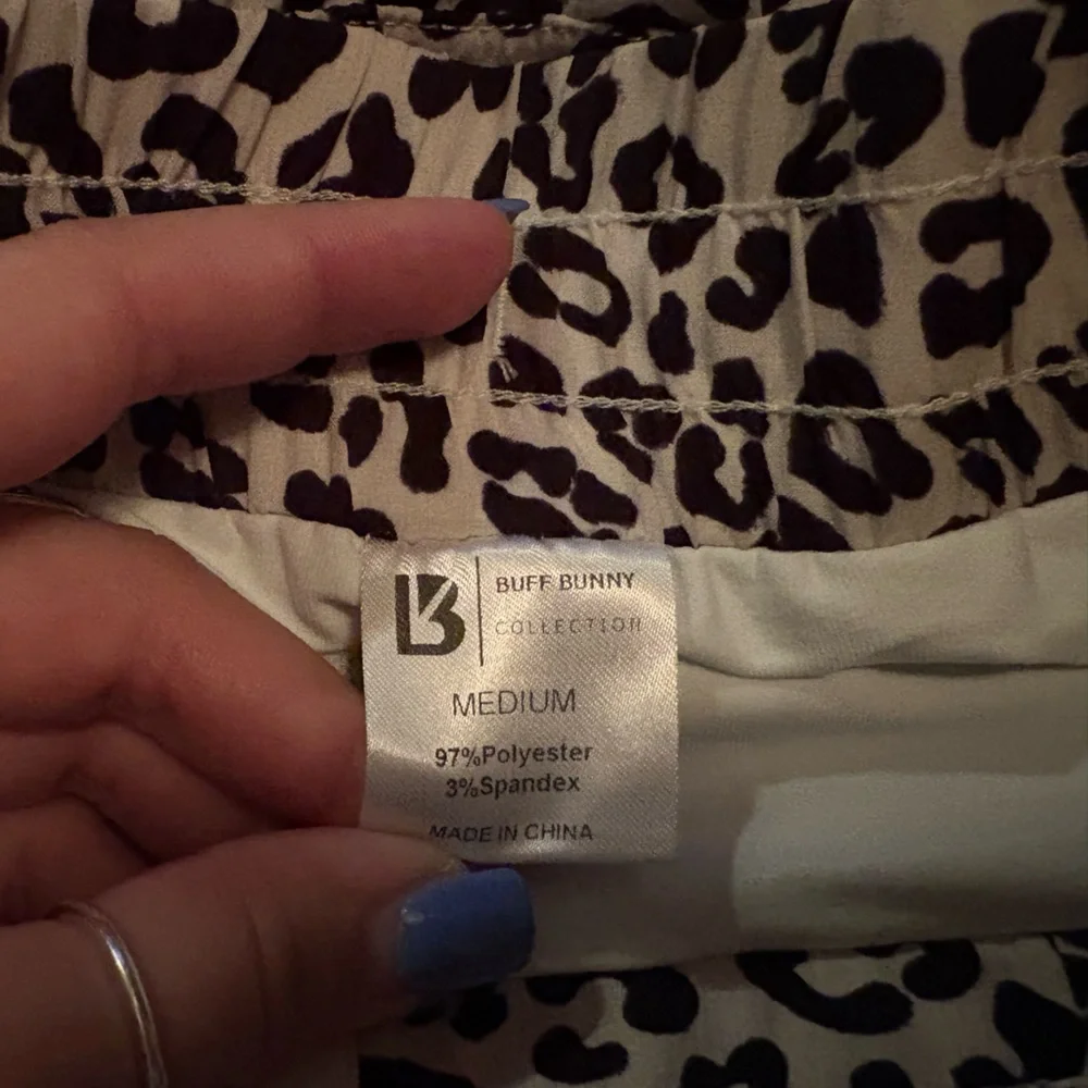 NWOT:BUFF BUNNY cheetah print shorts size medium - Picture 4 of 4